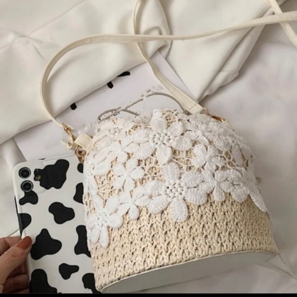Straw & White Lace Drawstring Bucket Bags - Picture 3 of 5